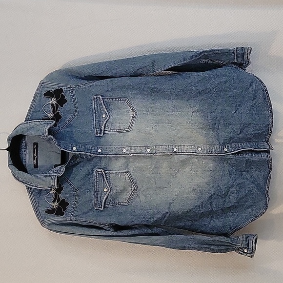 Mavis Jeans Co Distressed Embroidered Jean look Snap button shirt size S… - Picture 10 of 10